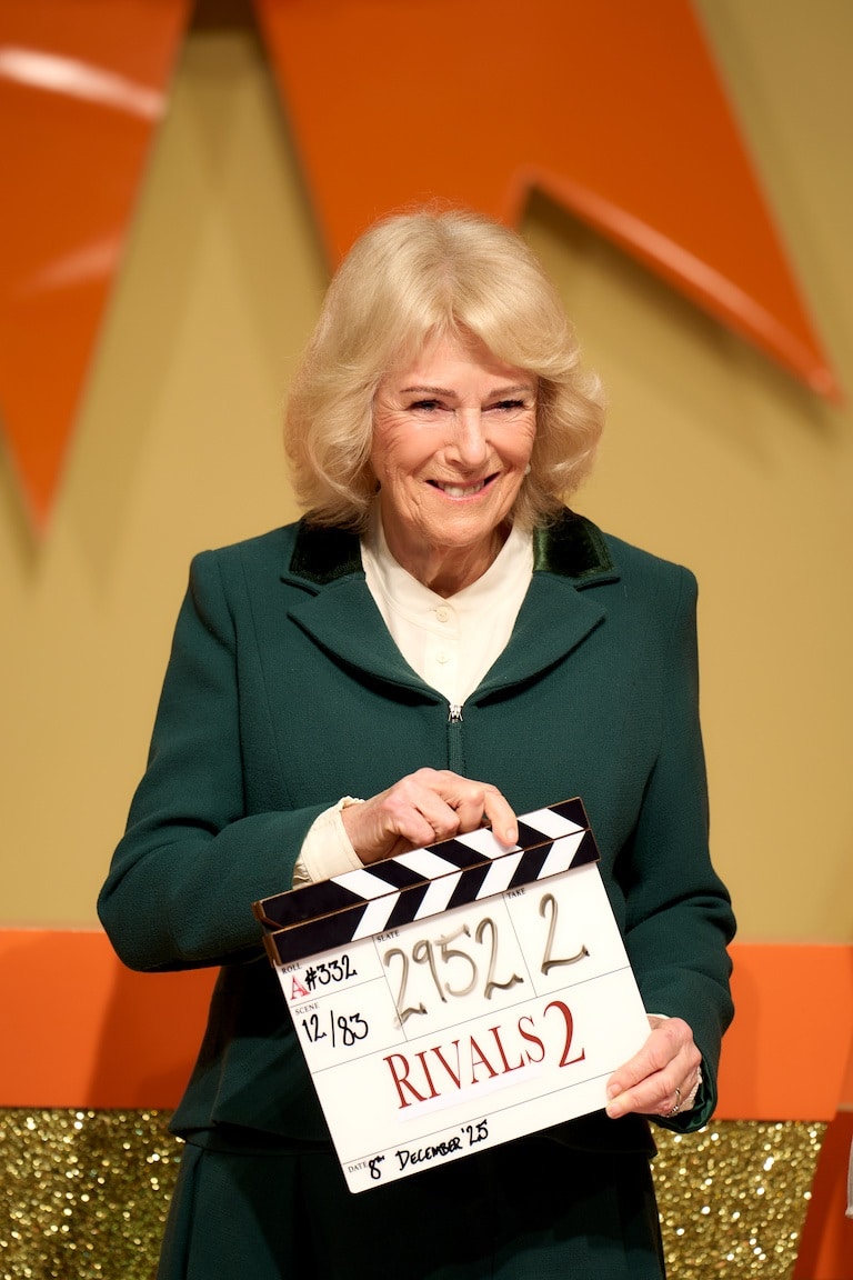 Rainha-Camilla-nos-bastidores-da-segunda-temporada-de-Rivais Elenco de Rivais recebe a Rainha da Inglaterra durante gravações da 2ª temporada