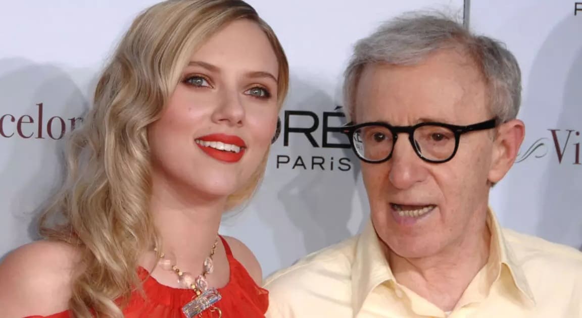 Scarlett Johansson fala sobre a falta de apoio em briga com a Disney e outras polêmicas Scarlett-Johansson-e-Woody-Allen Scarlett Johansson fala sobre a falta de apoio em briga com a Disney e outras polêmicas