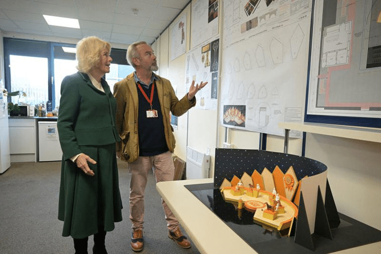 image-27 Elenco de Rivais recebe a Rainha da Inglaterra durante gravações da 2ª temporada