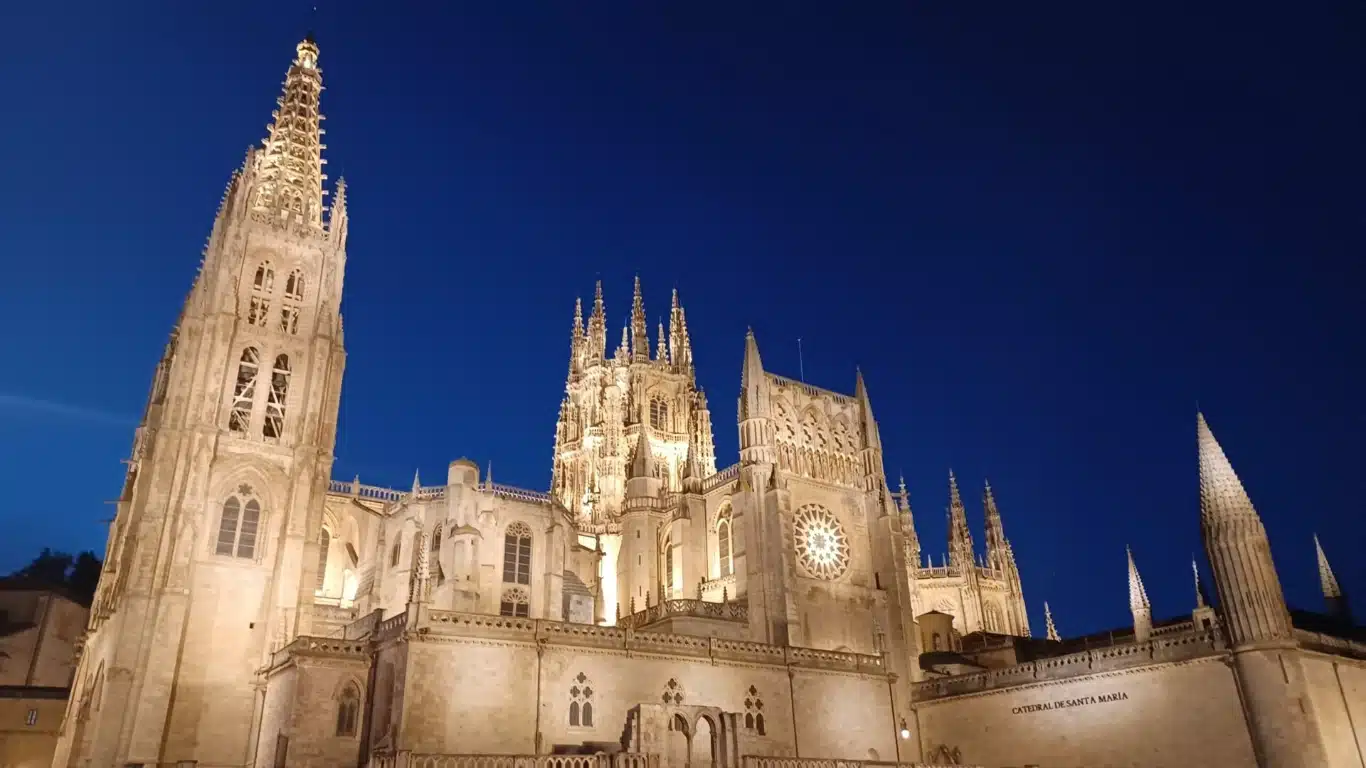 1000153763 Catedral na Espanha vai virar cenário do live-action de Enrolados, diz jornal espanhol