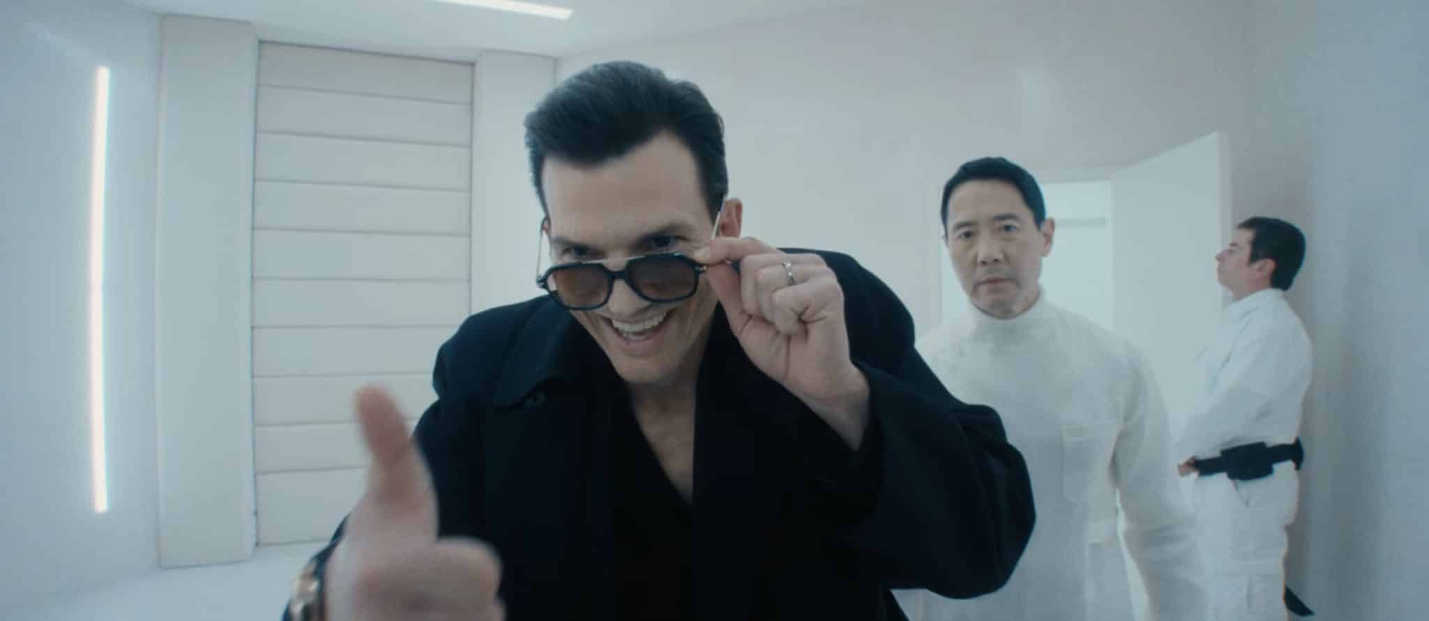 20260105_130542-2048x890 Ashton Kutcher apresenta droga da beleza que vira pesadelo na série The Beauty