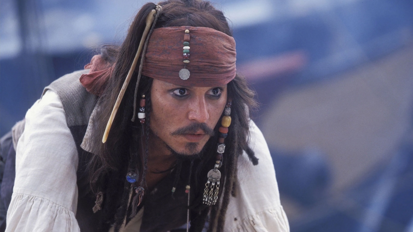 Piratas-do-Caribe Piratas do Caribe: Por que o Capitão Barbossa vive comendo uma maçã nos filmes?