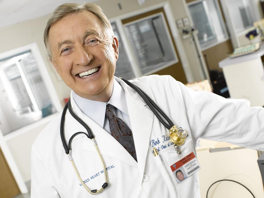 1000163675 Scrubs: onde está Dr. Bob Kelso na nova série?