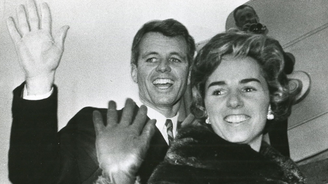 JFK-e-Ethel-Kennedy Quem foi Ethel Kennedy, a matriarca da família retratada em História de Amor