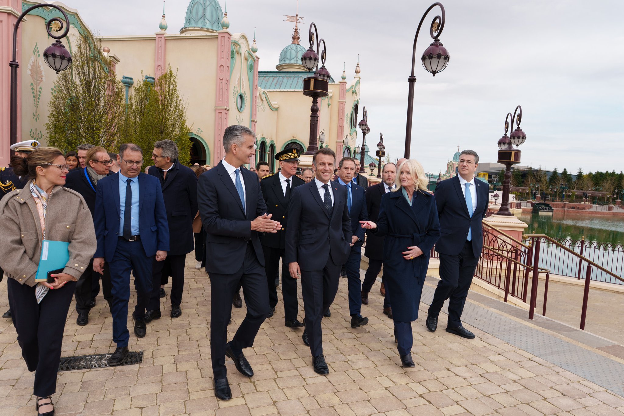 1000170700 Emmanuel Macron visita a Disneyland Paris para conhecer nova expansão