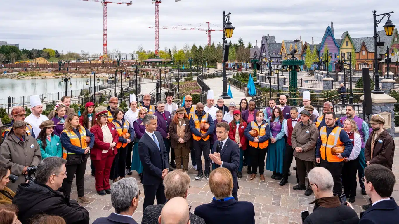 1000170702 Emmanuel Macron visita a Disneyland Paris para conhecer nova expansão