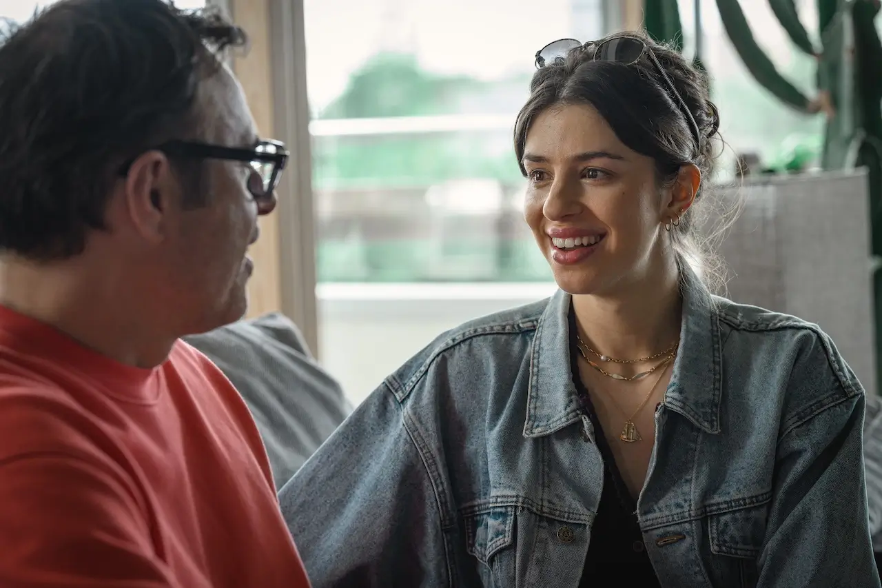 1000171611 Alice and Steve: primeiras imagens da nova comédia dos criadores de Bebê Rena