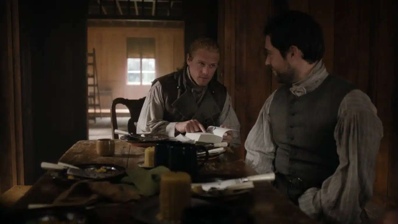 Jamie-Roger-e-o-livro-O-Senhor-dos-Aneis-em-Outlander Outlander homenageia O Senhor dos Anéis, e história de Sam Heughan deixa a cena ainda mais especial