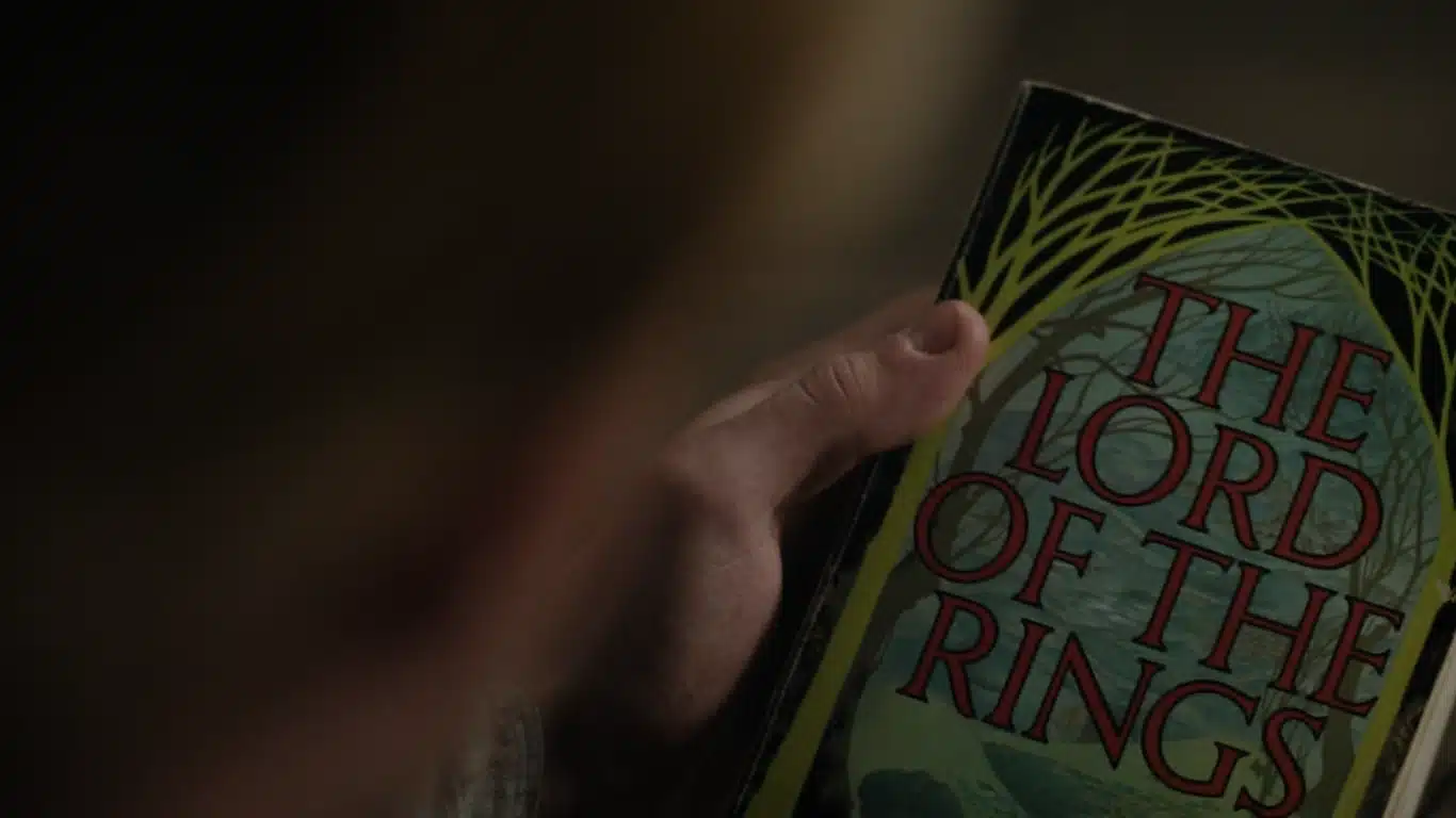 Outlander-O-Senhor-dos-Aneis Outlander homenageia O Senhor dos Anéis, e história de Sam Heughan deixa a cena ainda mais especial