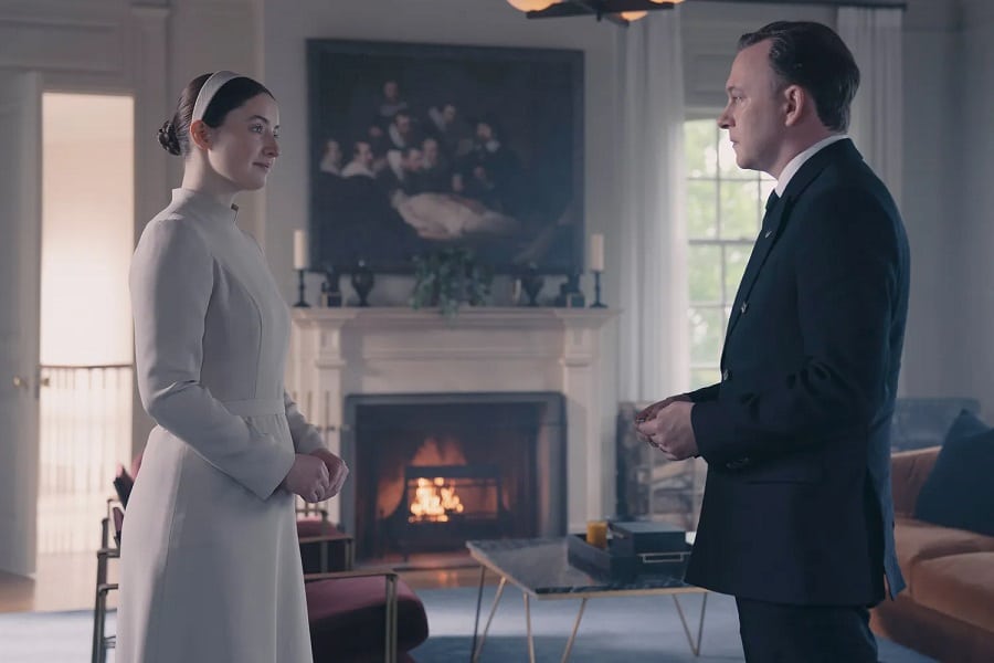 Daisy-e-o-Comandante-em-Os-Testamentos-Gilead Os Testamentos: Agnes, Daisy e a ilusão de segurança do episódio "Chá Verde"