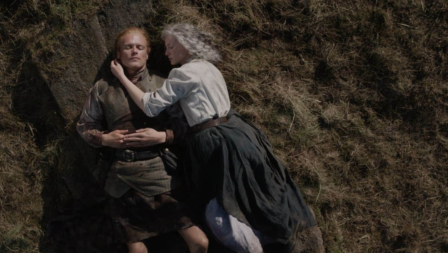 Jamie-e-Claire-mortos-em-Outlander Sam Heughan explica o final de Outlander e o que aconteceu com Jamie e Claire