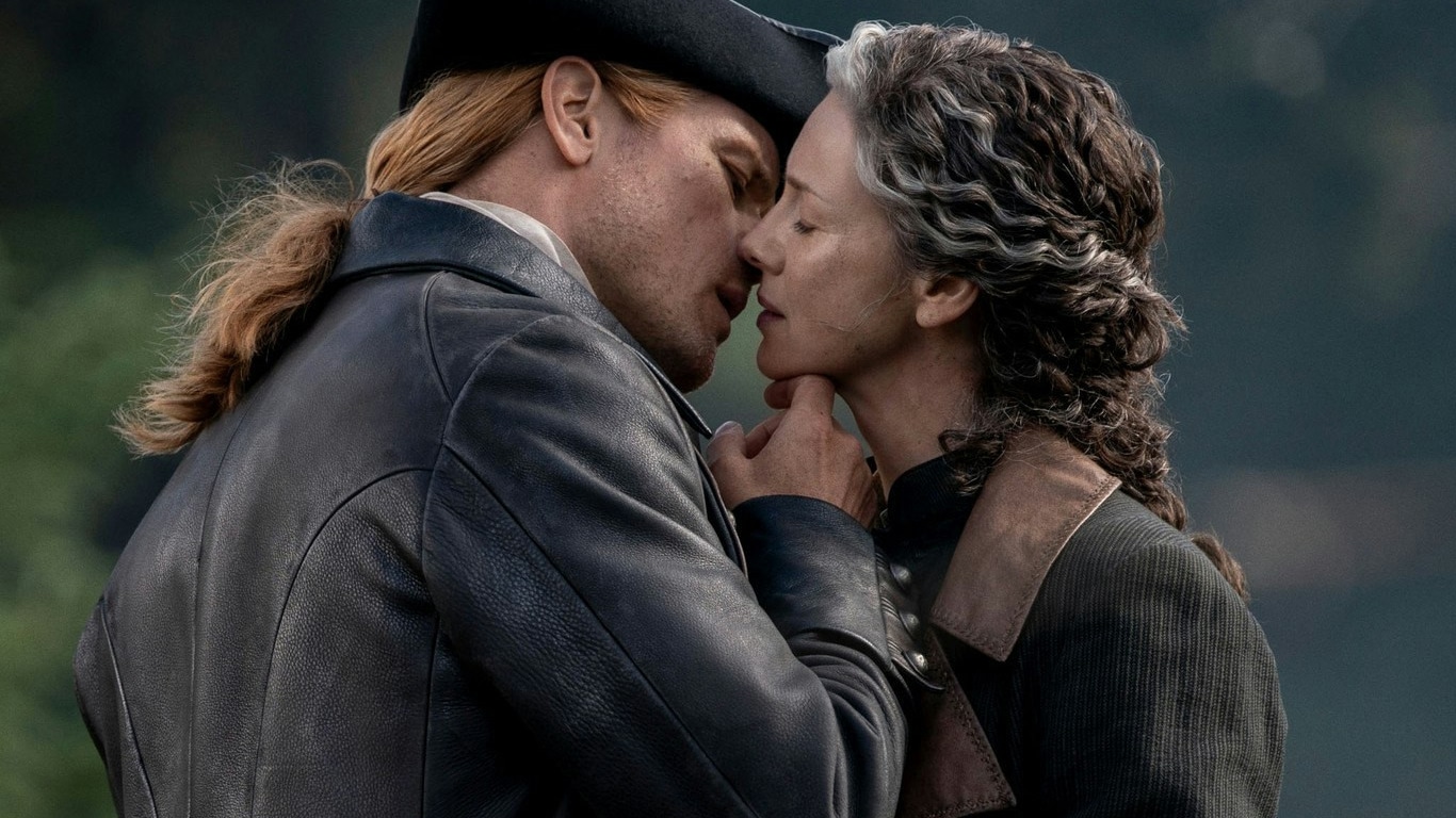 Jamie-e-Claire-no-episodio-final-de-Outlander Final de Outlander: cena pós-créditos, cabelo branco e fantasma explicado