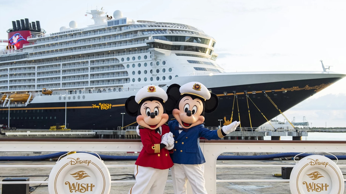 Mickey-e-Minnie-Cruzeiros-Disney Disney abre vaga no Brasil e oportunidade envolve cruzeiros e marketing digital