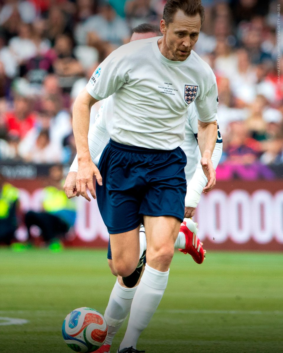 1000185249 Loki no gramado: Tom Hiddleston joga partida de futebol pela Inglaterra