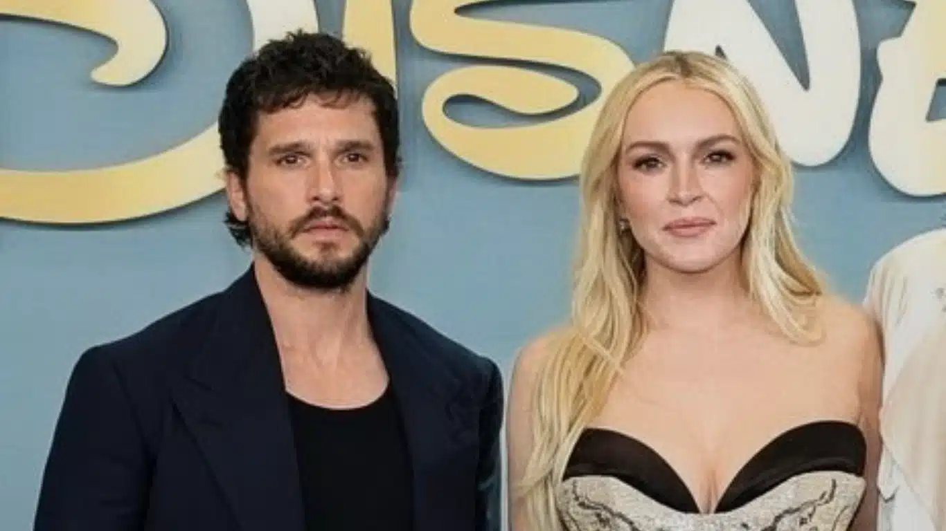 1000191726 Lindsay Lohan e Kit Harington são vistos gravando nova série do Disney+