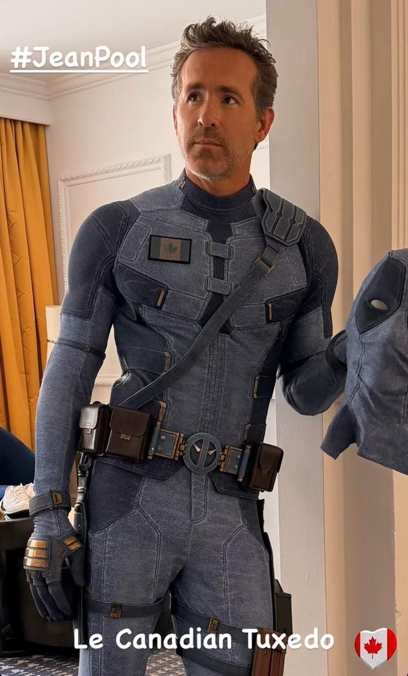Deadpool-Jeanpool-Cinza Ryan Reynolds exibe traje cinza de Deadpool e faz pergunta a Robert Downey Jr.
