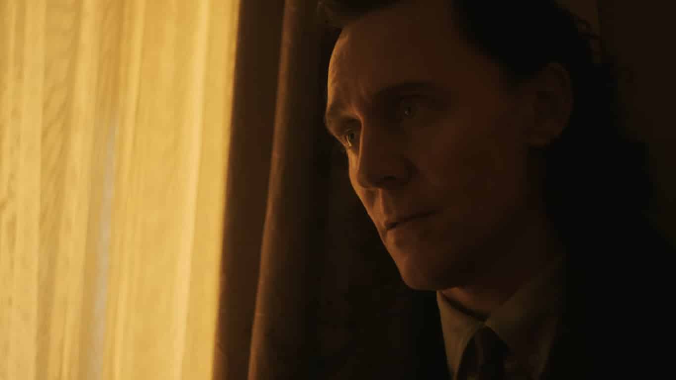 O que significa o cartão que Loki carrega em Vingadores: Doutor Destino Loki-em-Vingadores-Doutor-Destino O que significa o cartão que Loki carrega em Vingadores: Doutor Destino