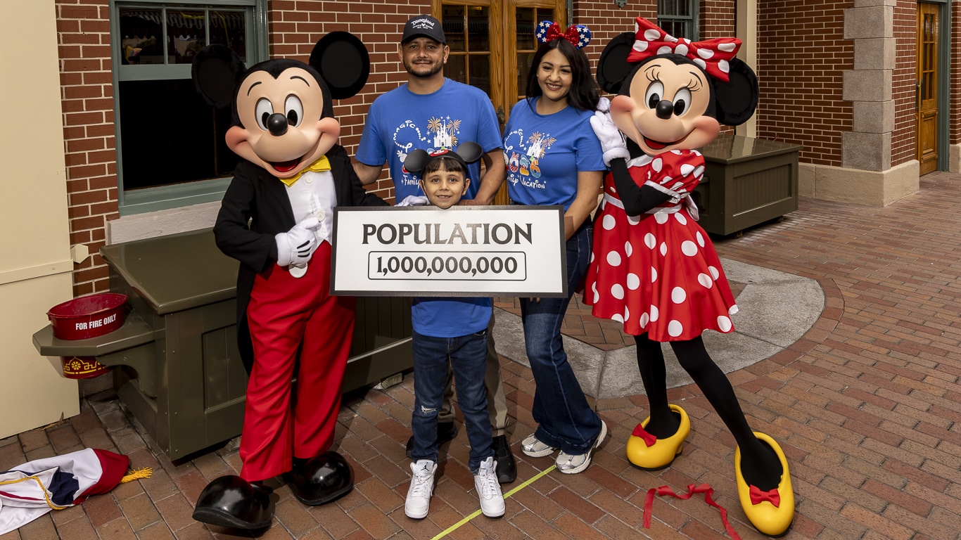 Visitante-Disneyland-numero-1-bilhao Disneyland recebe o visitante de número 1 bilhão e bem no dia de seu aniversário