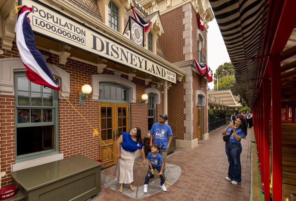 Visitante-numero-1-bilhao-da-Disneyland Disneyland recebe o visitante de número 1 bilhão e bem no dia de seu aniversário