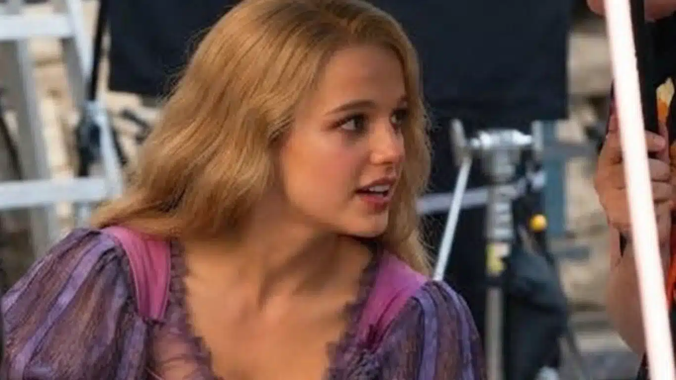 Rapunzel de cabelo curto reencontra os pais em novo vídeo do live-action de Enrolados 1000199354 Rapunzel de cabelo curto reencontra os pais em novo vídeo do live-action de Enrolados