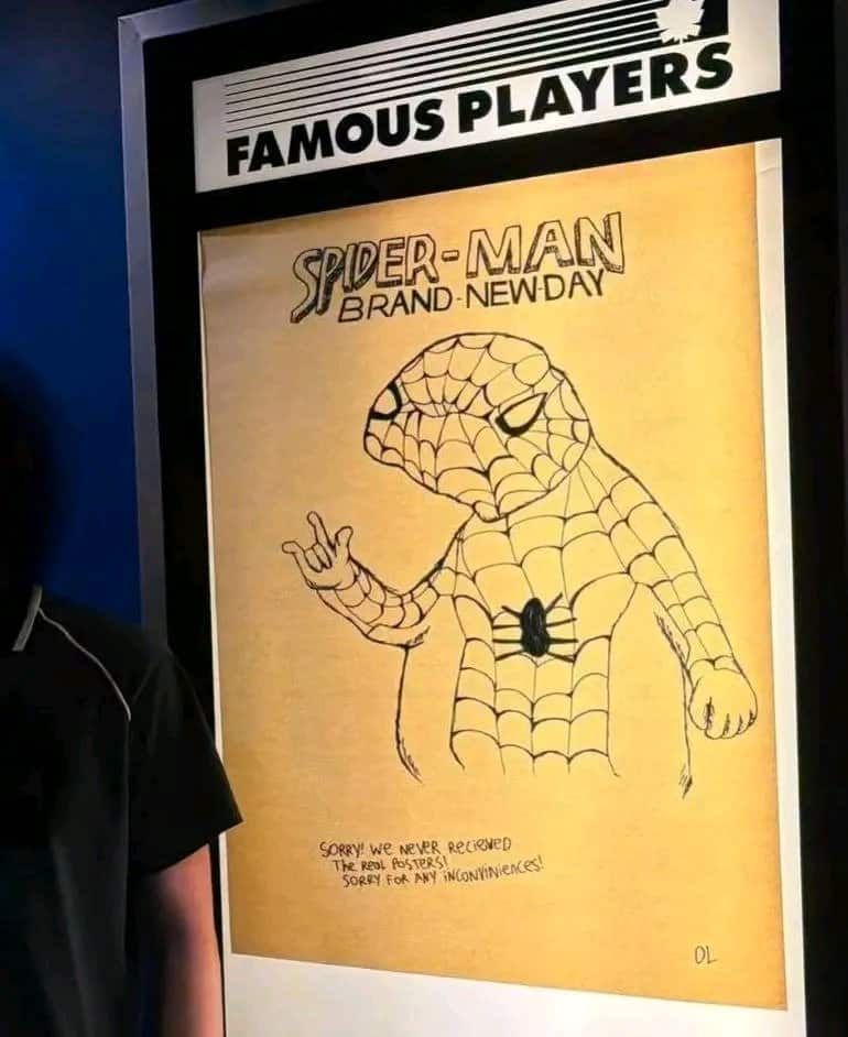 Cinema fica sem pôster de Homem-Aranha: Um Novo Dia e funcionário resolve o problema do melhor jeito 1000201743 Cinema fica sem pôster de Homem-Aranha: Um Novo Dia e funcionário resolve o problema do melhor jeito
