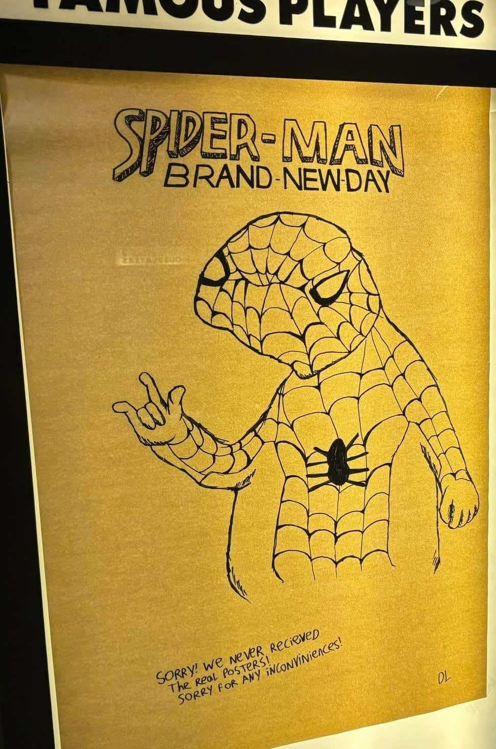 Cinema fica sem pôster de Homem-Aranha: Um Novo Dia e funcionário resolve o problema do melhor jeito 1000201744 Cinema fica sem pôster de Homem-Aranha: Um Novo Dia e funcionário resolve o problema do melhor jeito