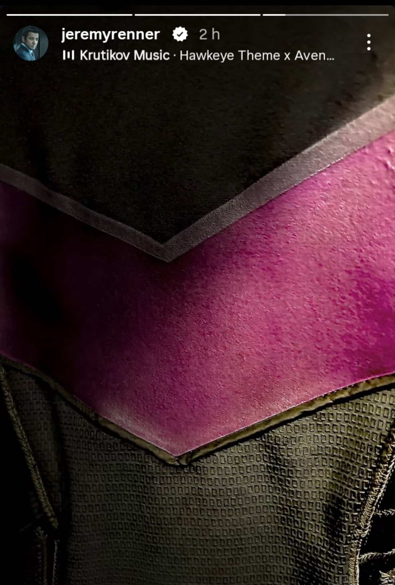 1000205855 Jeremy Renner mostra traje do Gavião Arqueiro após quase 5 anos longe do MCU