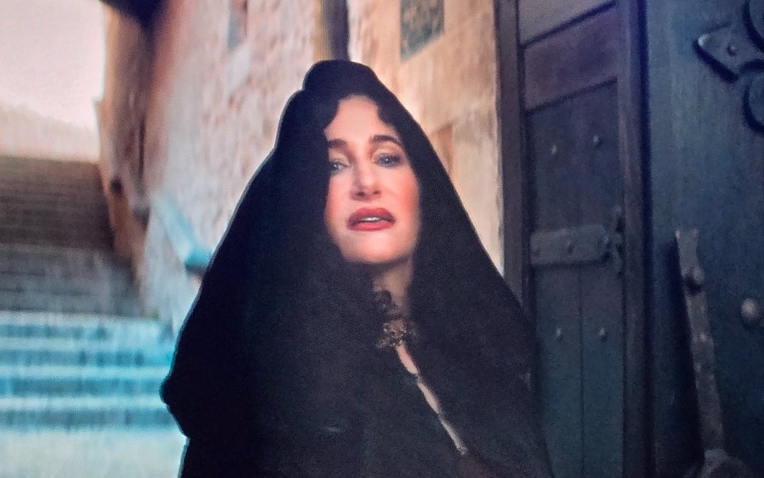 Live-action de Enrolados ganha data de estreia e primeiras imagens oficiais Kathryn-Hanh-como-Mamae-Goethel Live-action de Enrolados ganha data de estreia e primeiras imagens oficiais